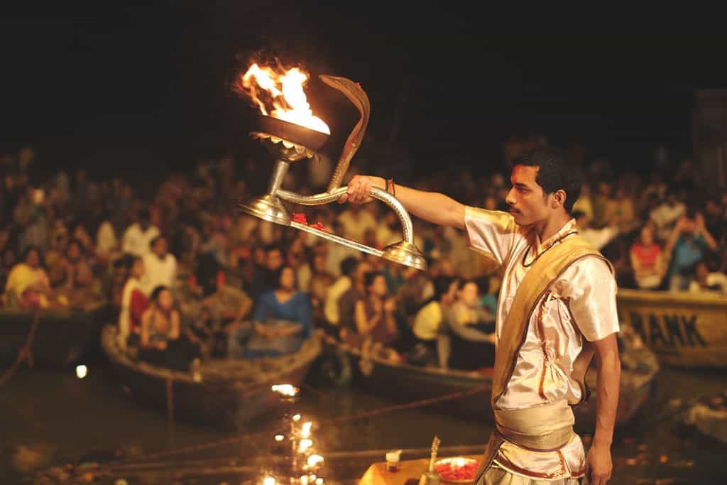 Dasashwamedh Ghat在每天日落之后，固定举行菩伽祭奠仪式，迎来信徒与游客观赏。