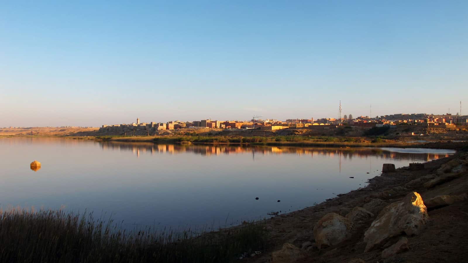 阿雍的河边。在这里可以看到很美丽的日落。