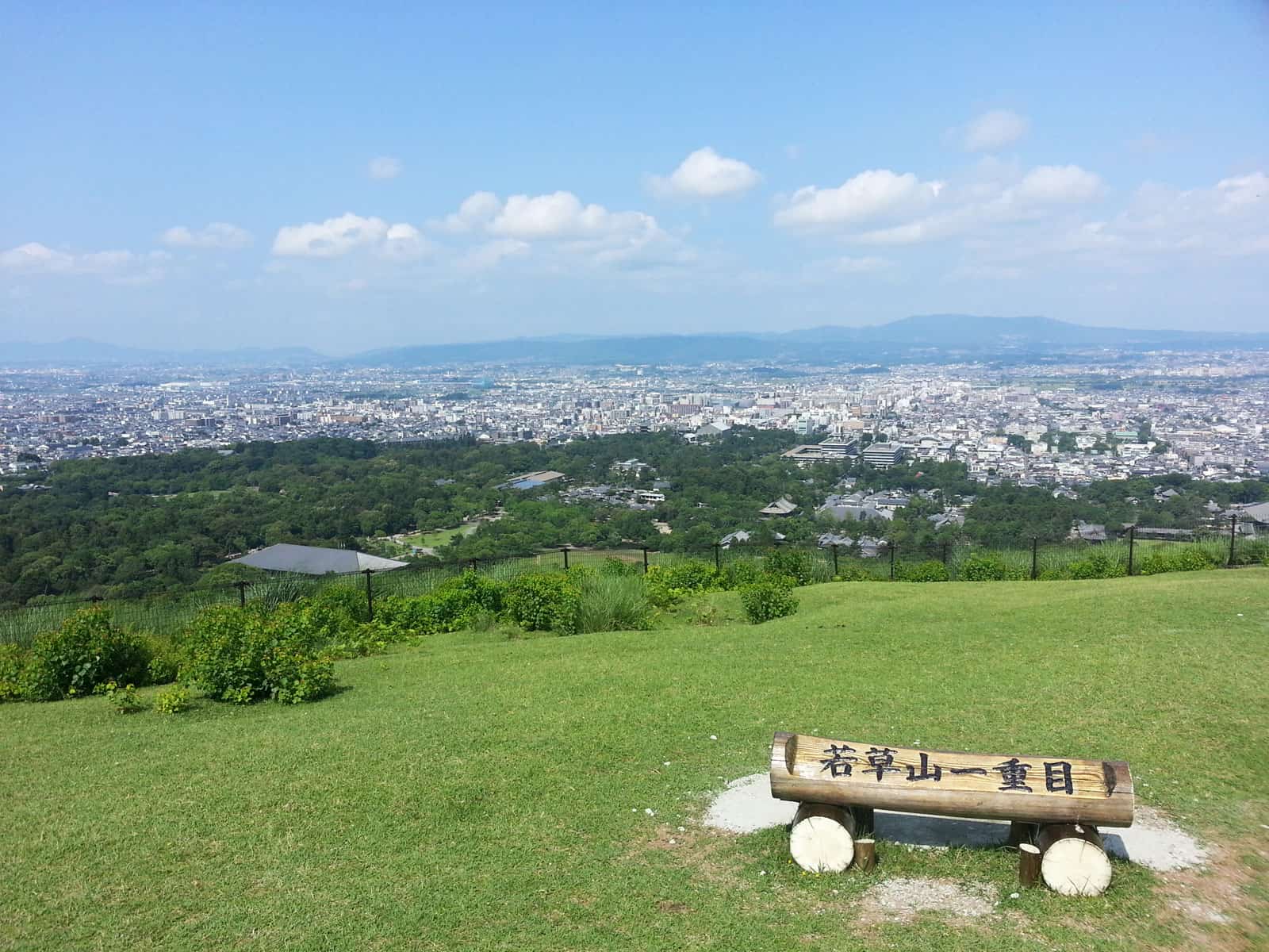 徒步若草山，享受被绿意包围的奈良。