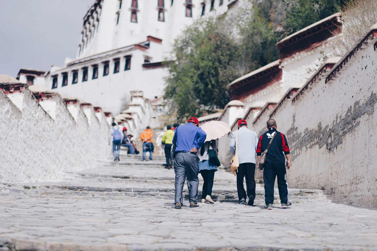 布达拉宫，早已失去政教合一的意义，对许多前来拉萨的游客来说，那是一个非去不可的指标，也是一个可以了解西藏前世今生的历史博物馆。