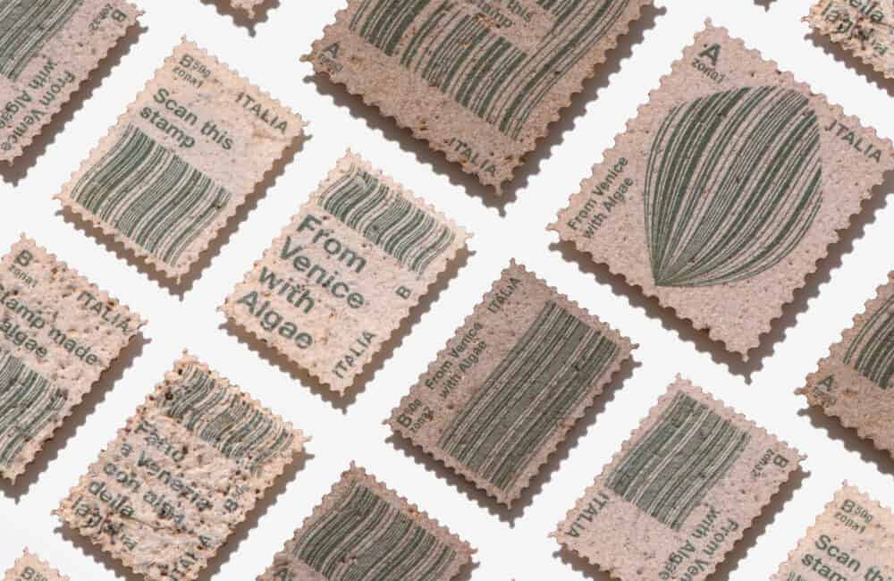Bigfoottraveller.com｜明信片上的郵票，是威尼斯水藻製成的