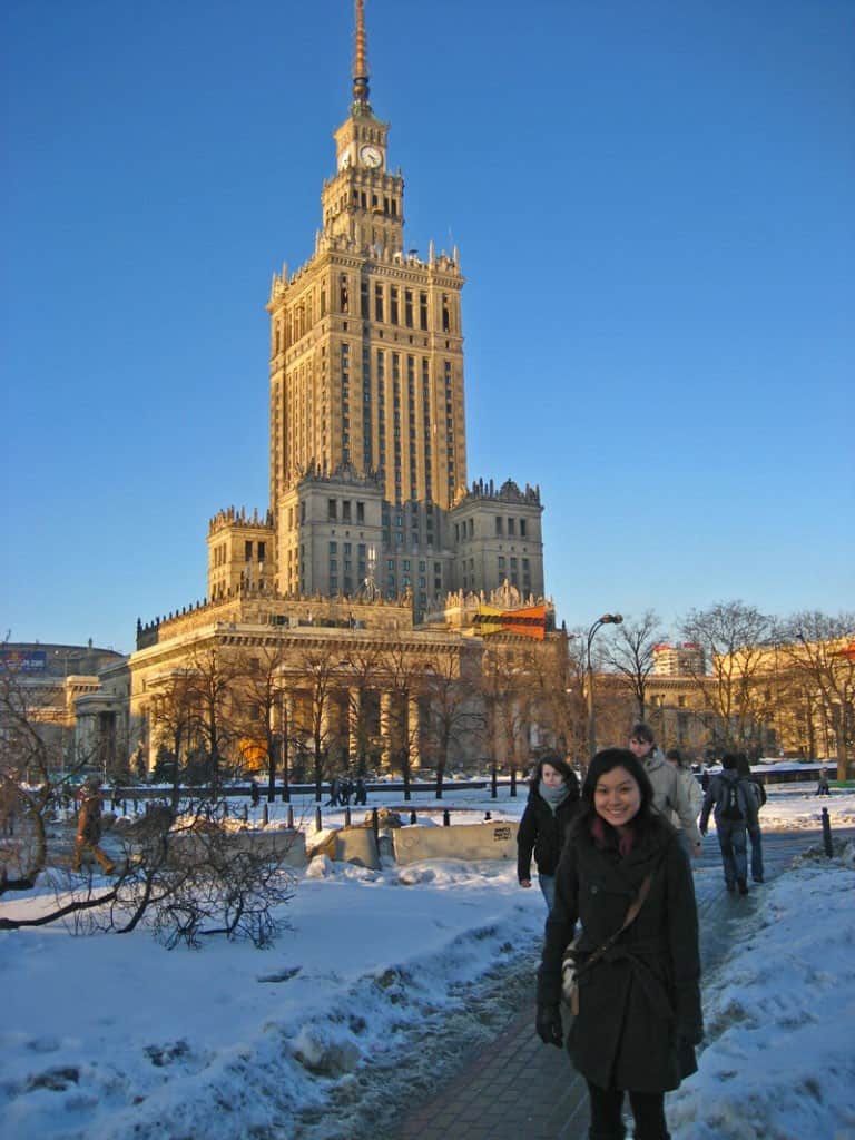 情报员Suzanne于华沙Palace of Culture and Science。