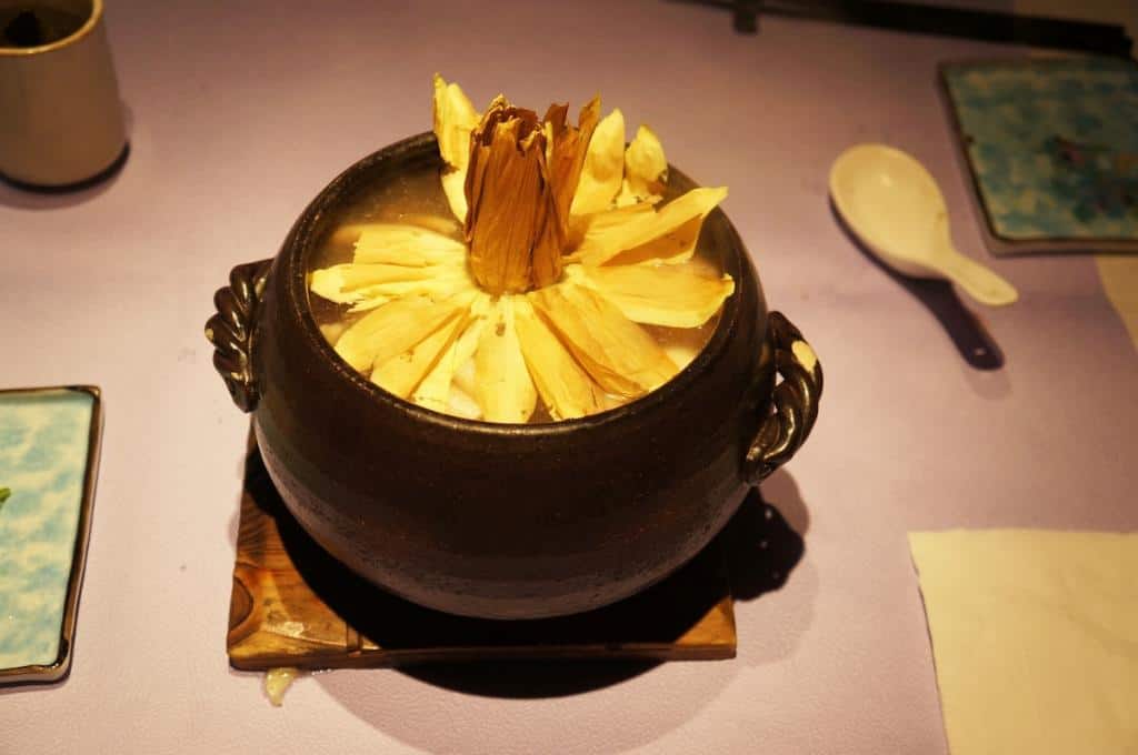 百菇莲花炖鸡汤是食养山房的招牌压轴菜。