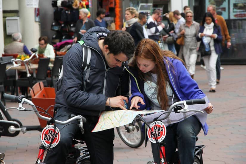 在阿姆斯特丹，骑脚车的人随处可见。