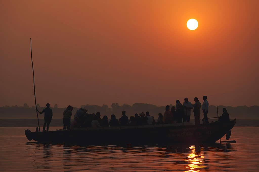 满载游客的大木船，漂流在恒河上，迎接日出。