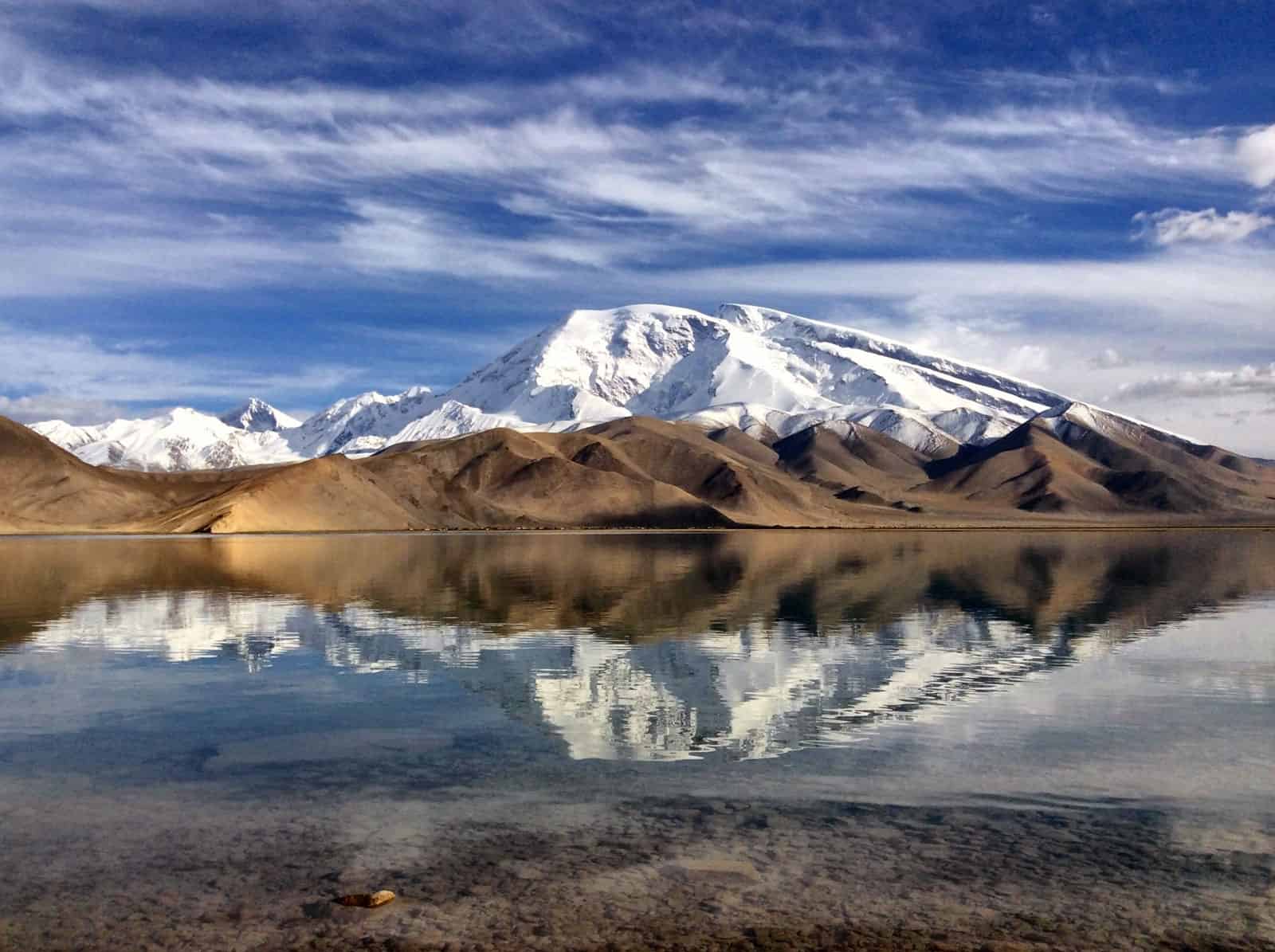 慕士塔格峰和卡拉库里湖。