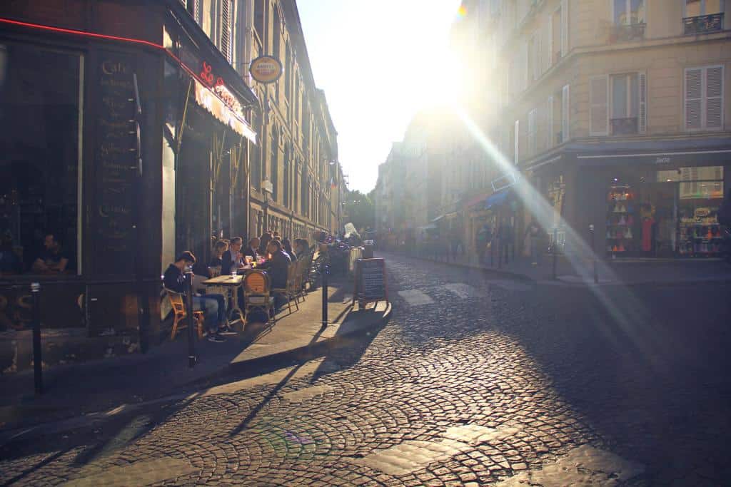 巴黎街头常见的Bistro景色。（DK摄）