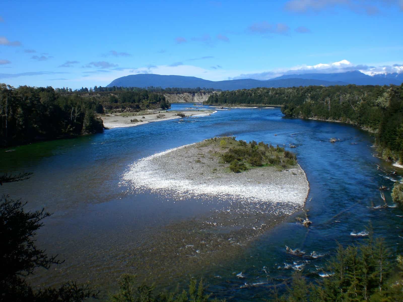 Waiau River，纽西兰Southland 最大的河流，连接Te Anau 和Manapouri两大湖泊。