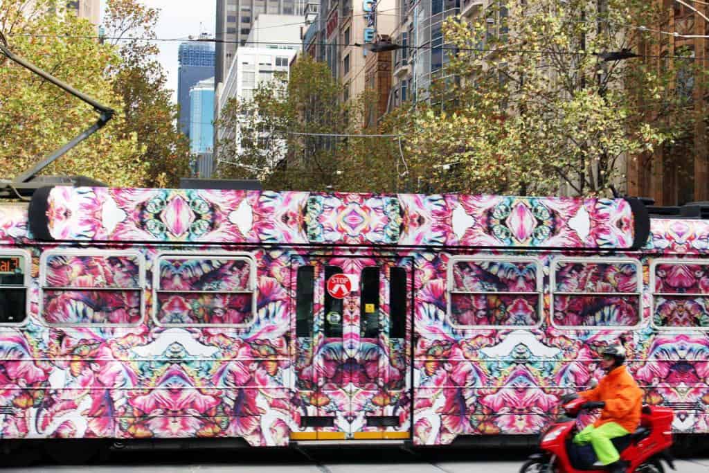 除了巷道的涂鸦，墨尔本把艺术也延伸至电车外观上。