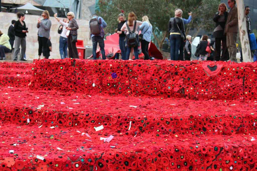 在墨尔本正巧遇上澳纽军团日（Anzac Day），纪念第一次世界大战牺牲掉的士兵的手织罂粟花铺满广场。
