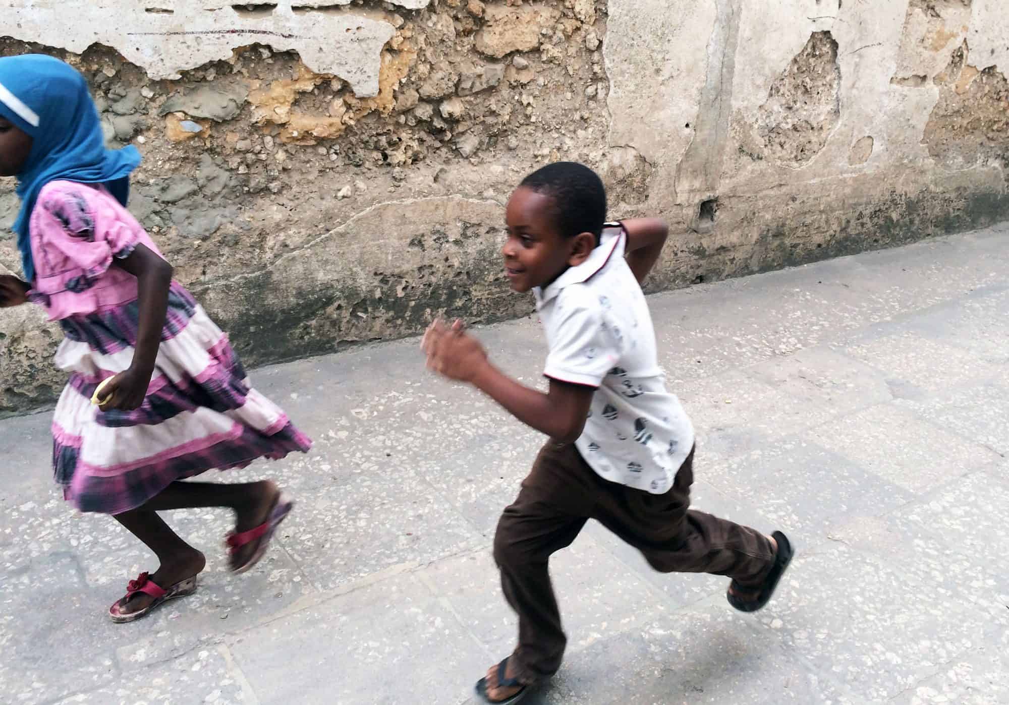 Bigfoottraveller.com 带着我的照片跑吧，坦桑尼亚桑吉巴的孩子！
