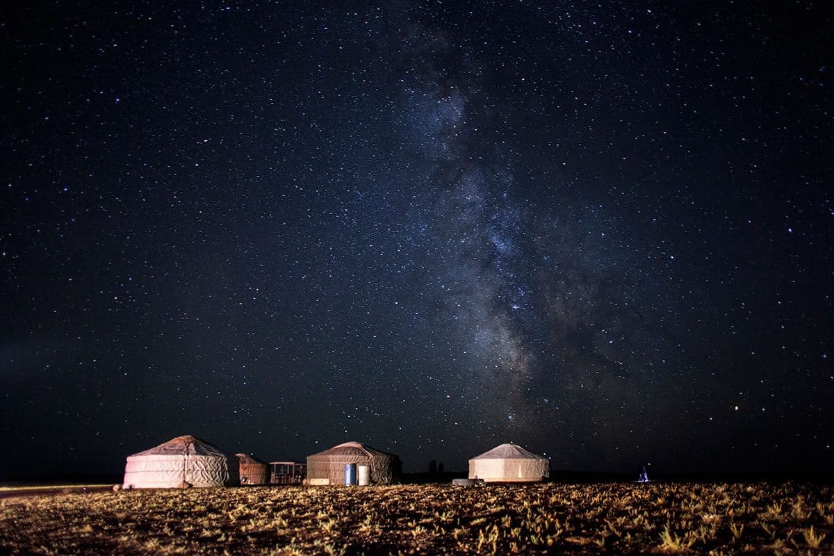 在荒芜的蒙古草原上，我看见此生最壮丽的银河星空。（蒙古国）