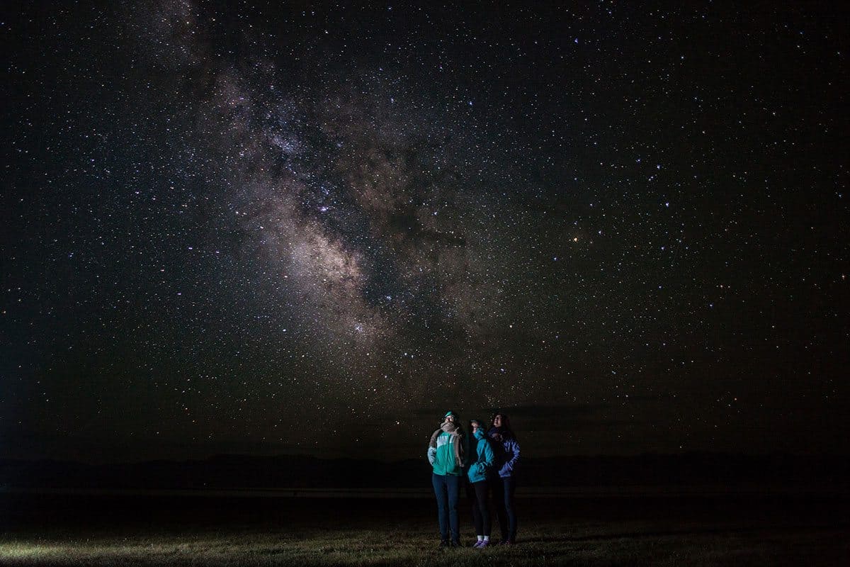 我们在宋湖畔留宿两个晚上，夜里星空令人惊叹，顶着夜里刺骨的寒风，也要在星空下留影一番。（吉尔吉斯斯坦）