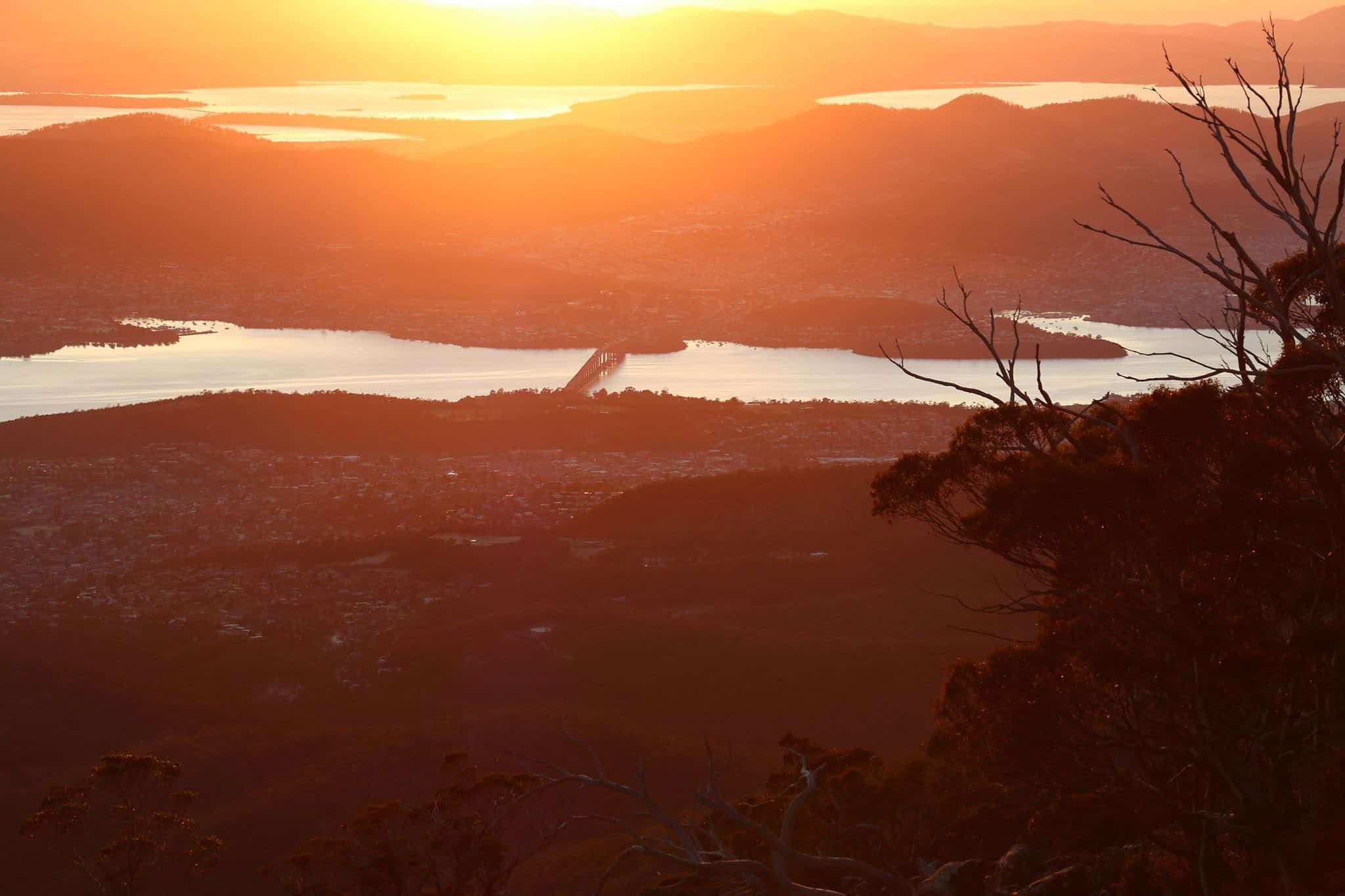 Mount Wellington上远眺沐浴于晨曦的霍巴特。